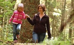 Bernau Schwarzwald Zauberwald-Pfad Maedchen balanciert auf Baumstamm mit Mutter.jpg