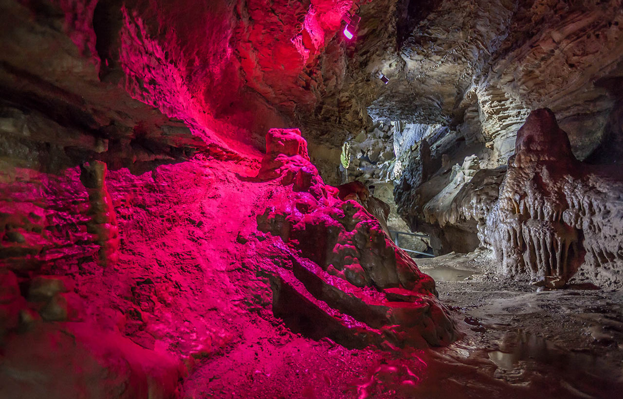 Blick in die Erdmannshoehle in Hasel, eine Tropfsteinhhle im sdlichen Schwarzwald. Mrchenhaft fotografiert von Michael Trefzer.