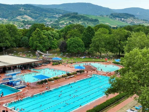 Schwarzwaldbad Bühl Bildnachweis: Mit freundlicher Genehmigung der Bühler Sportstätten GmbH / Fotograf: Michael Frank Schwarzwaldbad Bühl Bildnachweis: Mit freundlicher Genehmigung der Bühler Sportstätten GmbH / Fotograf: Michael Frank