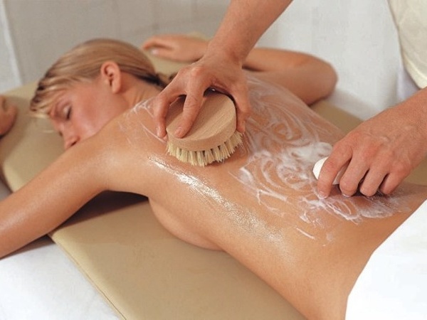 Wellness-Behandlung Bildnachweis: Mit freundlicher Genehmigung der CARASANA Bäderbetriebe GmbH Wellness-Behandlung Bildnachweis: Mit freundlicher Genehmigung der CARASANA Bäderbetriebe GmbH