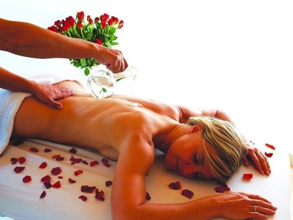 Rosenanwendung im Solemar Bad Dürrheim Bildnachweis: Mit freundlicher Genehmigung der Stadt Bad Dürrheim Rosenanwendung im Solemar Bad Dürrheim Bildnachweis: Mit freundlicher Genehmigung der Stadt Bad Dürrheim