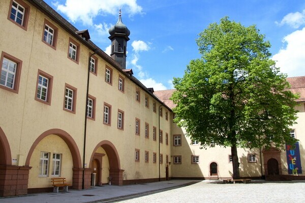 Der Schlosshof Bildnachweis: Fritz Armbruster Der Schlosshof Bildnachweis: Fritz Armbruster